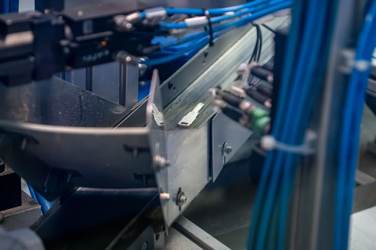Jeder Schritt ist durchgeplant. Die Maschinen wissen genau, was sie mit welchem Rohling machen müssen. Führung an dem 50. Jubiläum in der Dormakaba Schlüsselproduktion in Wetzikon.